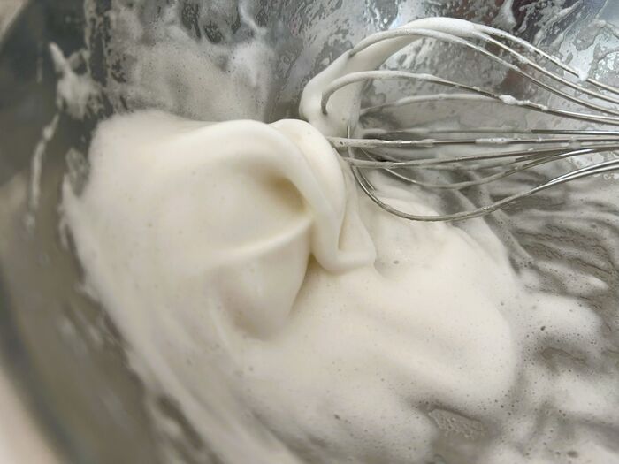 泡立てたった2分！？卵白を冷凍すると→爆速メレンゲが完成するってホント？【検証してみた】