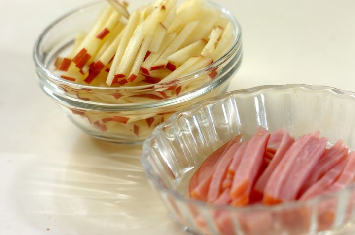 キャベツとリンゴのサラダの下準備2