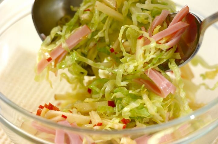 キャベツとリンゴのサラダの作り方1