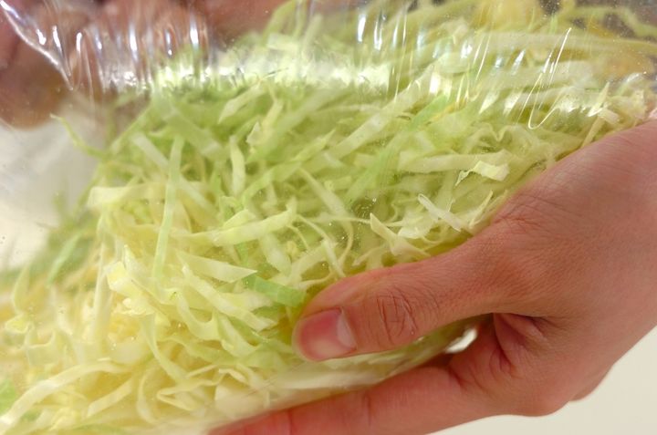 キャベツとリンゴのサラダの下準備1
