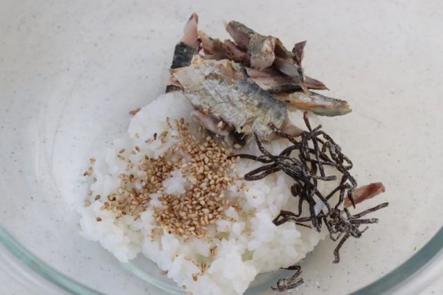 ボウルに入れた「焼き魚のおにぎり」の材料