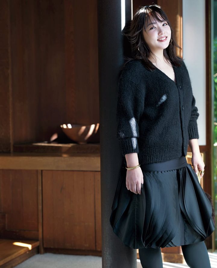野呂佳代 カーディガン スカート 黒コーデ
