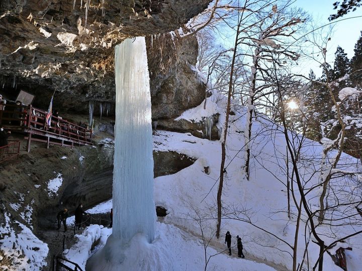 All About ニュース編集部は、全国10～60代の男女250人を対象に「滝」に関する独自のアンケート調査を実施。冬に行きたい「青森県の滝」で1位に選ばれたのは？