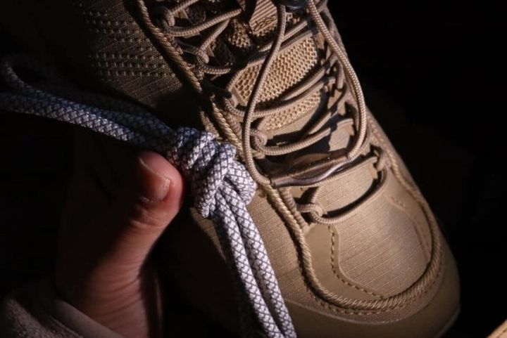 ダイソー 反射する靴紐（120cm、白・黒） 使用例 反射