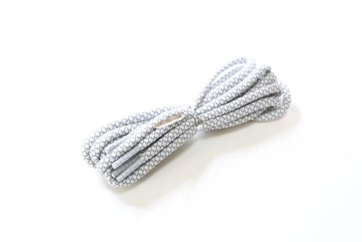 ダイソー 反射する靴紐（120cm、白・黒）