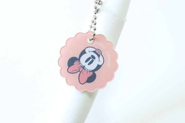 ダイソーの清掃用品キャッチチャーム（ミッキー＆ミニー）を付ける