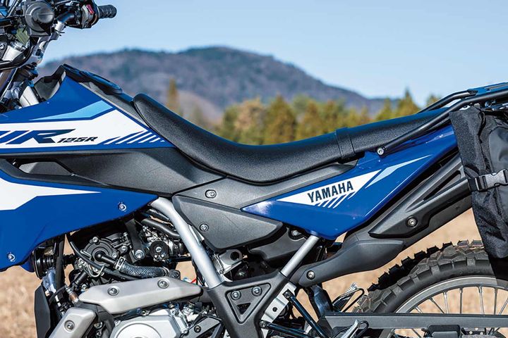 ローダウンシート WR125R ’26：¥19,800（税込）｜ボルトオン交換で足付き性を向上できるオススメアイテムがローダウンシートだ。シート座面はフラットで後部への荷物積載も安定する