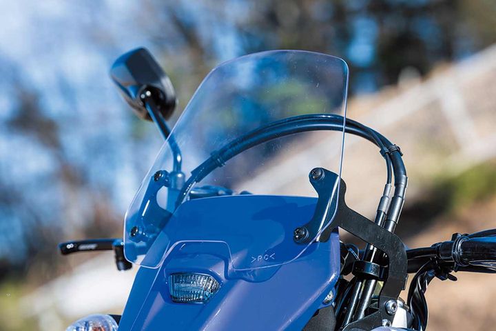 縦型2連のヘッドライトカウルにマッチしたデザインのショートスクリーン。トップブリッジ固定で強固な取り付け、ショートスクリーンなのでハンドリングやスポーツ性を損なわず、風防効果も高い