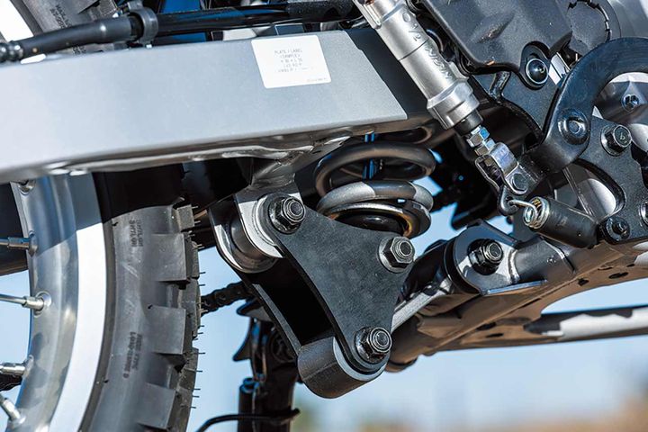 ローダウンリンク WR125R ’26：¥7,700（税込）ローダウンリンクにより、リアサスペンションのリンク長を変更することで、シート高を約40mm下げることができる。ローダウンシートと組みわせることで更なる足付き性も向上