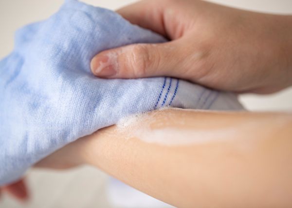 使いやすさと肌触りで100年愛される「おぼろガーゼタオル」昭和復刻版パッケージ発売