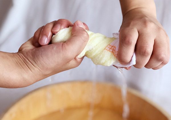 使いやすさと肌触りで100年愛される「おぼろガーゼタオル」昭和復刻版パッケージ発売