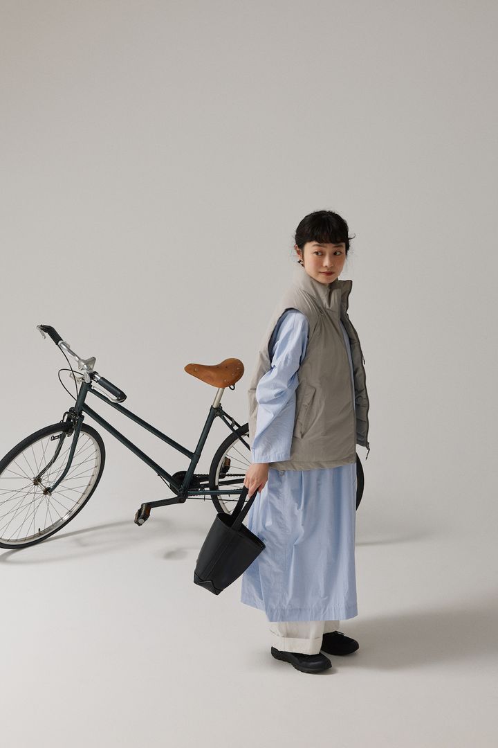 冬から春へ。ライトブルーのワンピースにパンツを重ねる軽やかコーデ【FUDGE FRIEND おしゃれさんの毎日コーディネート vol.648｜田中真里奈】