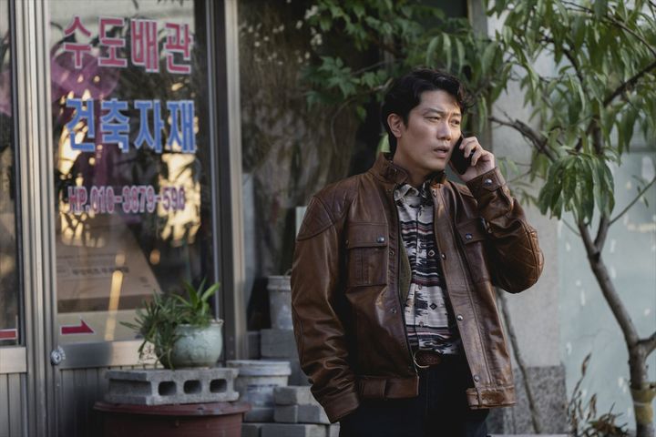 映画『しあわせな選択』よりソンチュル（パク・ヒスン） （C）2025 CJ ENM Co., Ltd., MOHO FILM ALL RIGHTS RESERVED width=