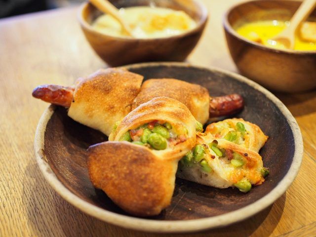 お皿に並ぶパン 