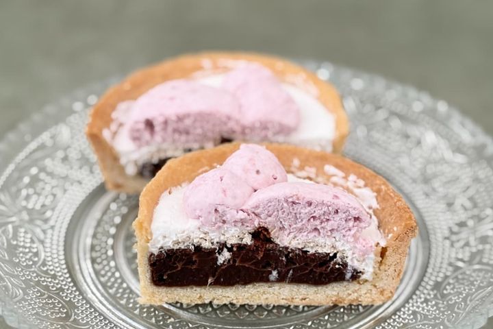 「いちごとチョコの割合が神」【ファミマ】の限定品は外にも中にも大満足