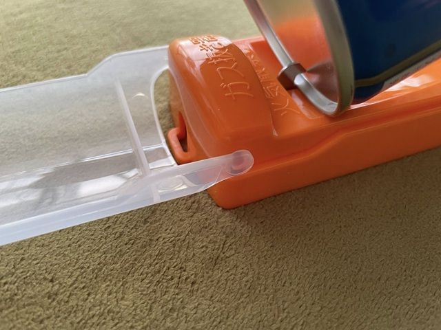 ダイソー ガス抜き（下置きタイプ）使い方 缶の底をひっかけ金具に固定する