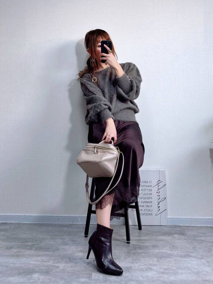 coca袖パールシャギーニットトップス グレージュとサテンスカートコーデ