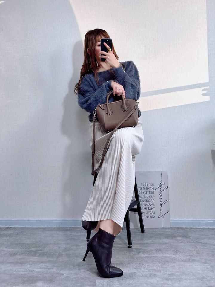 coca袖パールシャギーニットトップス チャコールと白プリーツスカートコーデ