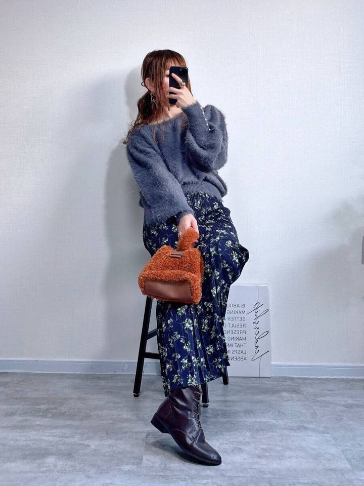 coca袖パールシャギーニットトップス チャコールと花柄スカートコーデ