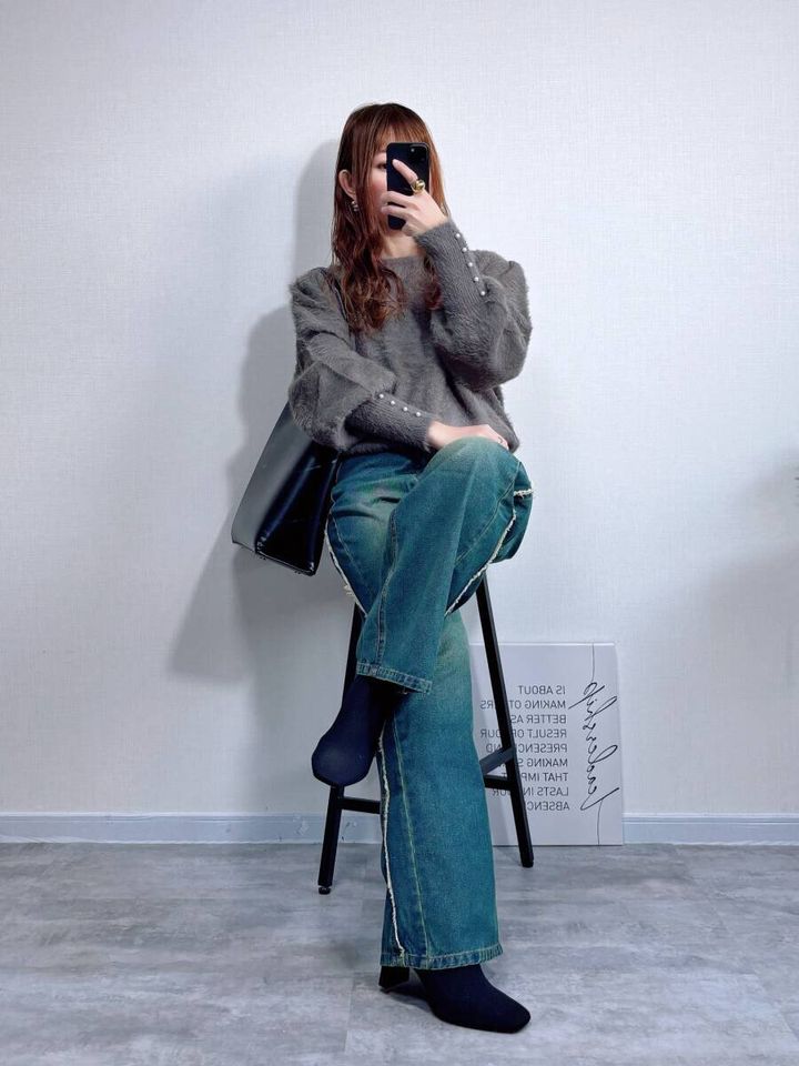 coca袖パールシャギーニットトップス グレージュとデニムコーデ