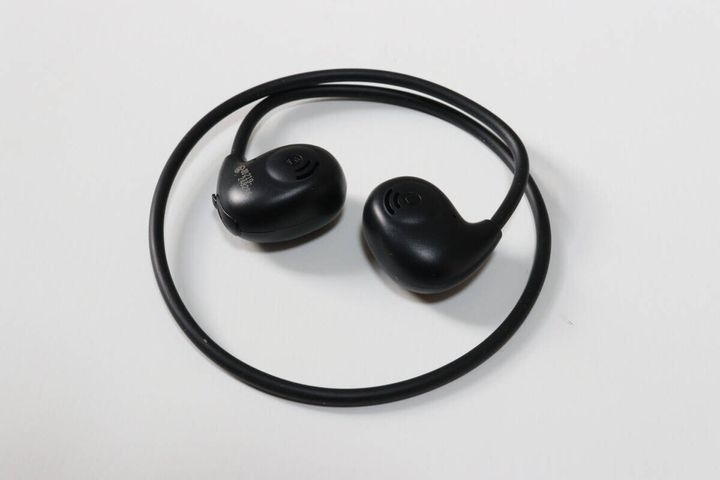 ダイソーのオープンワイヤレスイヤホン（OpenBT001、ブラック）のビジュアル