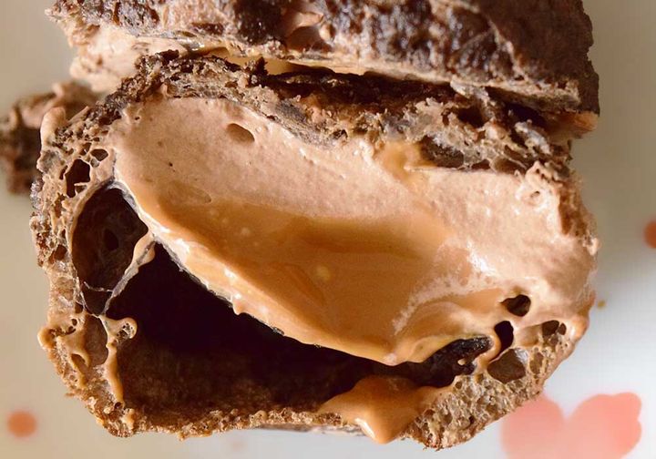 クッキー生地はザクザクとした食感で、中に入ったほろ苦いキャラメルソースと濃厚なショコラクリームが、全体をビターな味わいにまとめています。