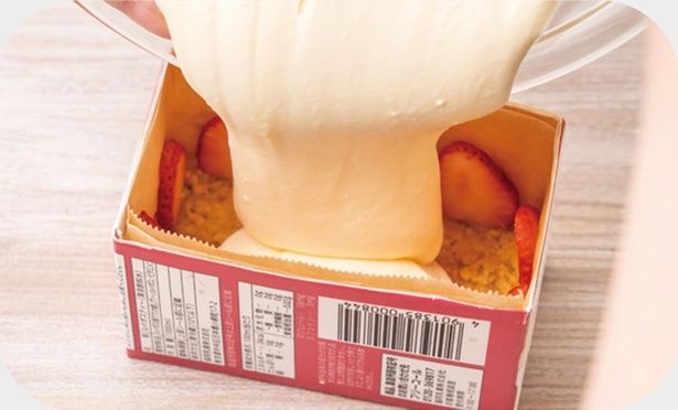 ボウルにAを入れて練り混ぜたら、卵黄を少しずつ加え混ぜる （C）ぼく／KADOKAWA