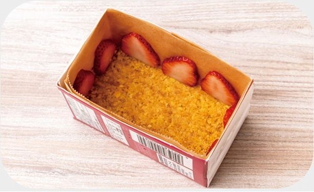 細かく砕いたクッキーと溶かしバターをよく混ぜたら型に敷き詰める （C）ぼく／KADOKAWA