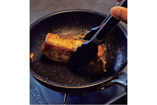 食パンは半分ずつバターで丁寧に焼く (C)mokka／KADOKAWA