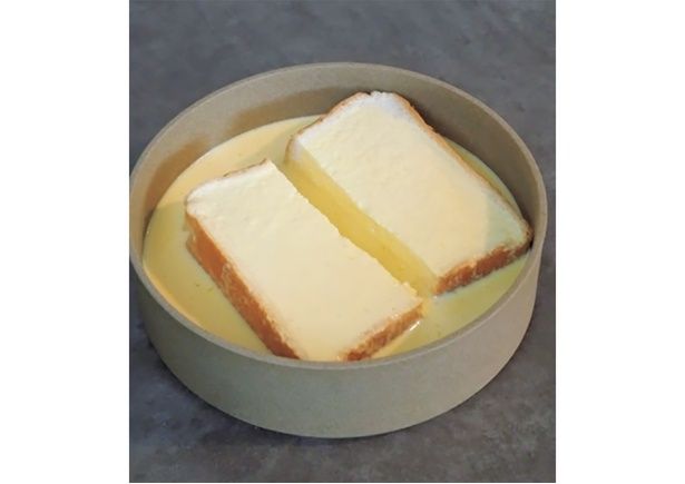 パンは1/2にカットしてつけ込む (C)mokka／KADOKAWA