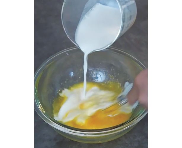 卵液に牛乳と生クリームを加える (C)mokka／KADOKAWA