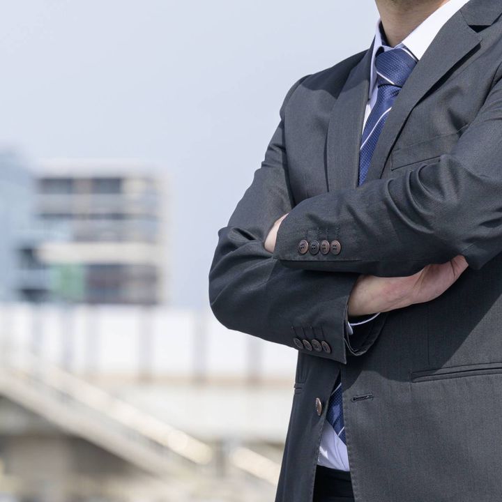 腕組みをする人