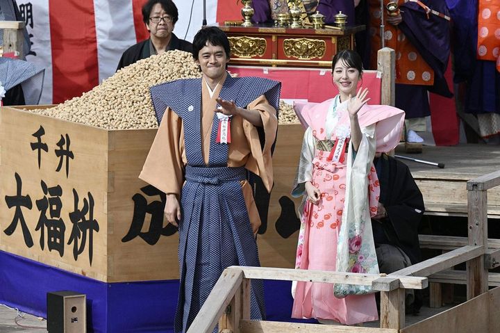 成田山大阪別院・節分祭での「豊臣兄弟！」秀吉役の池松壮亮（左）と寧々役の浜辺美波＝2026年2月3日、大阪府寝屋川市