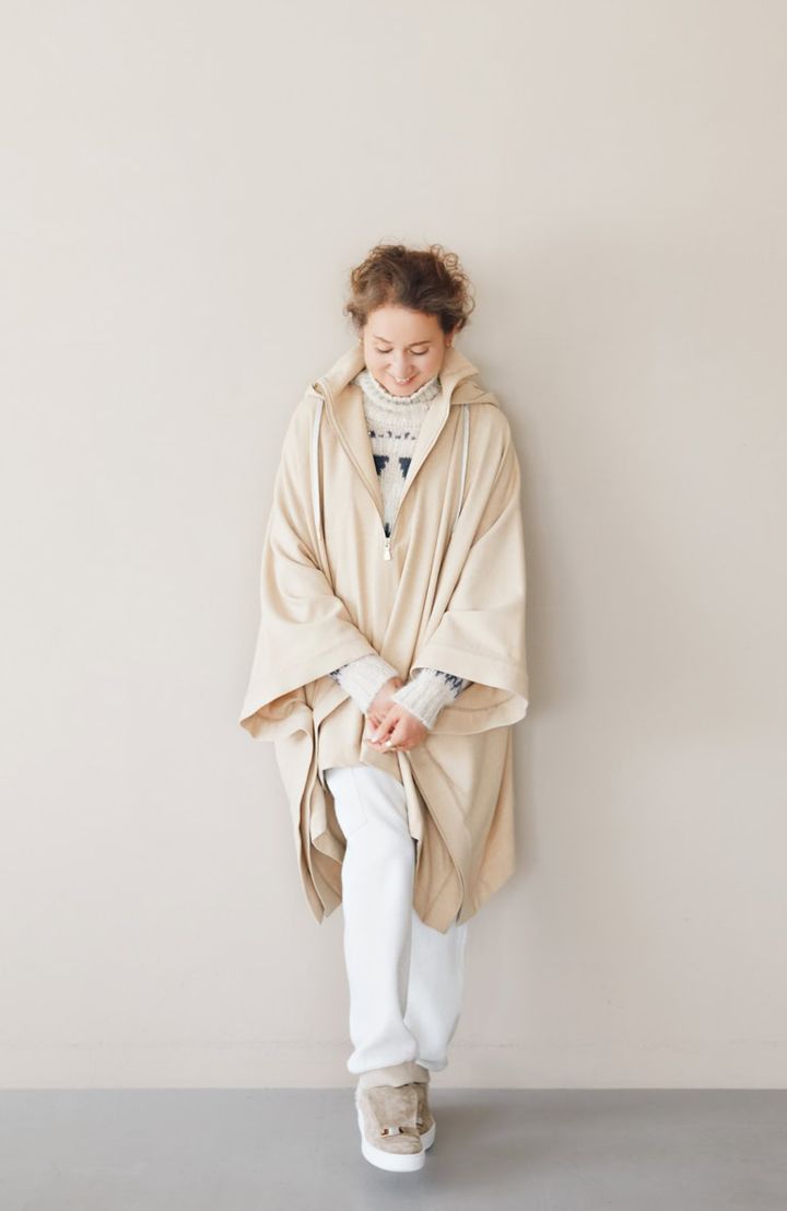 マント¥394,900、ニット¥139,700、パンツ¥130,900 ／すべてイレブンティ（三喜商事）、ピアス¥396,000、リング（人さし指）各¥350,900、リング（ 薬指）¥495,000 ／すべてジョージ ジェンセン（ジョージ ジェンセン ジャパン）、シューズ¥130,900 ／セルジオ ロッシ（セルジオ ロッシ ジャパン カスタマーサービス）