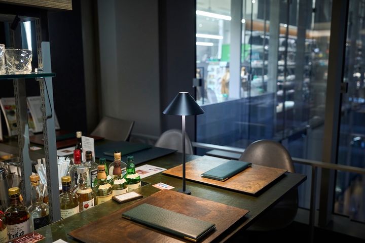 カウンター席はL字に並ぶ