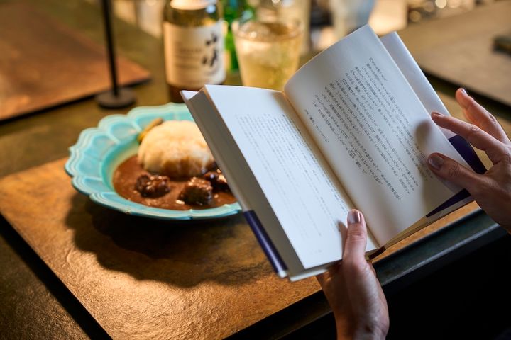 店内に置いてある本や購入後の本を読みながら食事を楽しめる