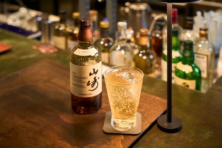 ウィスキー「山崎」1400円。飲み方はハイボールで