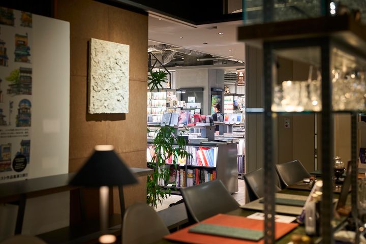 書店とカフェ＆バーは通路を挟んで並んでいる