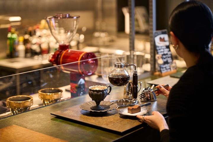 カウンター席で食事をしている