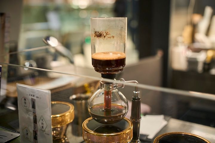 コーヒー豆は、京都の名店「小川珈琲」の生豆を自家焙煎したもの。量り売りも可能