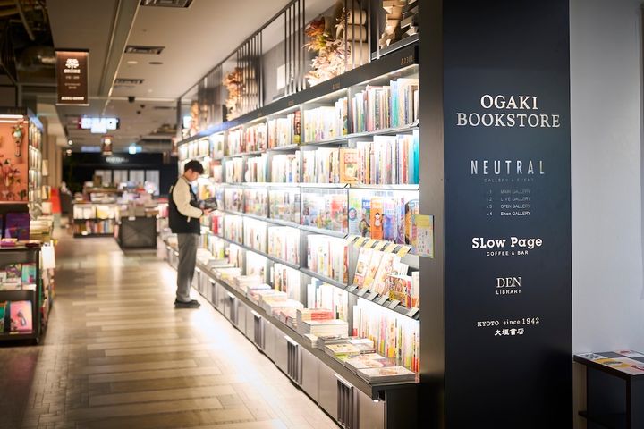 書棚にはラインライトが備わり、背表紙がきれいに浮かび上がる