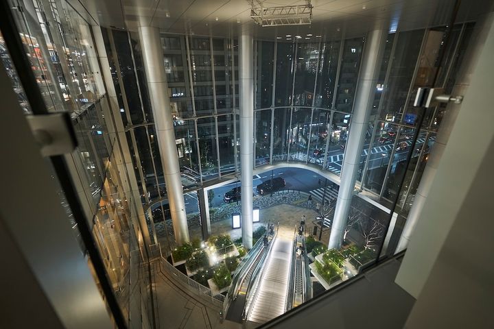 店奥の窓から見えるのはTower Plazaのアトリウム