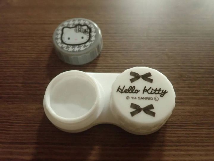 DAISO(ダイソー)：コンタクトレンズケース キティ モノトーン