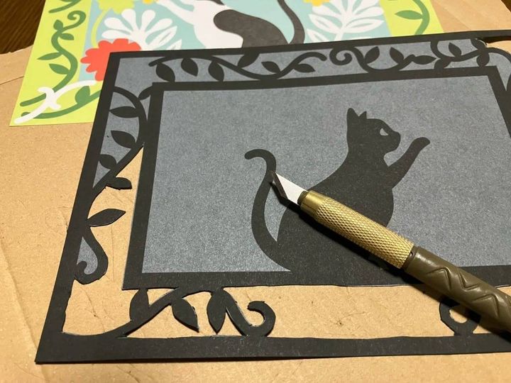 DAISO(ダイソー)：大人の切り絵 ネコの居る庭