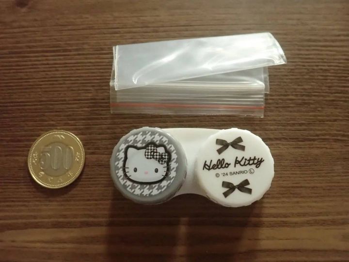 DAISO(ダイソー)：コンタクトレンズケース キティ モノトーン