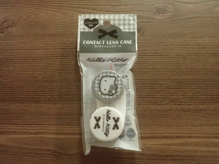 DAISO(ダイソー)：コンタクトレンズケース キティ モノトーン