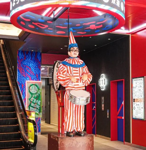 「中座くいだおれビル」入口で「くいだおれ太郎」がお出迎え 画像提供：中座くいだおれビル