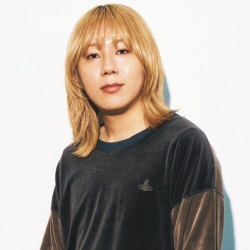 岸谷蘭丸が語る2025年ベストバイ「スーツにOOFOSで炎上（笑）」の裏側と、多忙な日々を支えた実力派アイテム