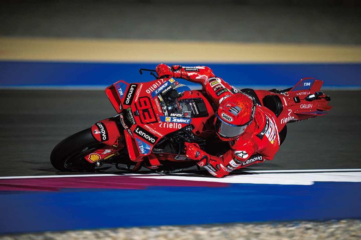 【驚異の旋回力を生み出すMotoGPライダーのフォーム】マシンそのものと電子制御、タイヤの進化により、現在のMotoGPは最大バンク角が60度を超えるのも普通。マルク・マルケス選手の登場以降、肘擦りすら当然になった。市販車で同じことは無理だが、フォームの雰囲気をマネてみるのはアリ！