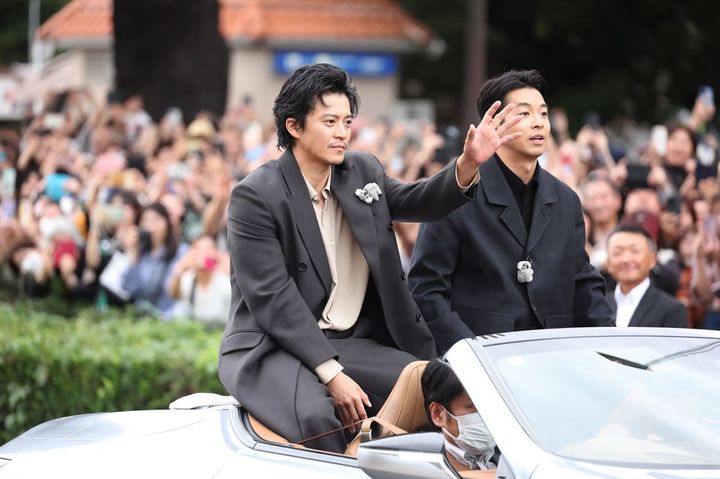 名古屋まつりでのNHK大河ドラマ「豊臣兄弟！」織田信長役・小栗旬（左）と豊臣秀長役・仲野太賀。2025年10月19日、名古屋市